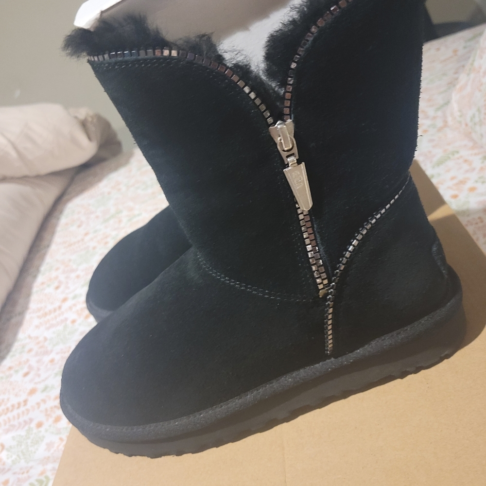 BLACK ZIPPER UGGS